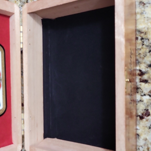 Arturo Fuente Short Story Wood Cigar Box - Picture 7 of 12